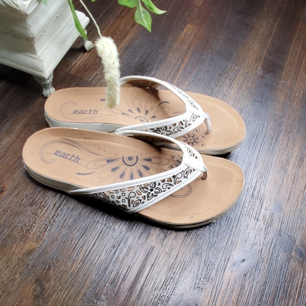 Earth tan sandals with cut floral design 7.5